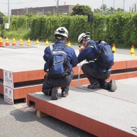 路面段差と目開きの測定。段差30cm、目開き50cm（2026年地震防災訓練）