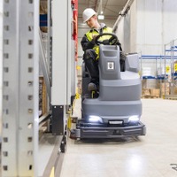 ケルヒャーの搭乗式床洗浄機