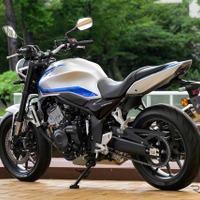 ホンダ CB400 SUPER FOUR E-Clutch（ウルフシルバーメタリック）