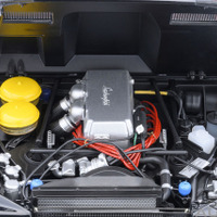 「カウンタック LP5000 QV」の5.2リッターV12エンジンをフロントに縦置き搭載。補器類や細かな配線まで精密に再現。