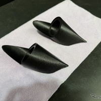 3Dプリンターで作ったパーツと車両の内張などをドッキングさせる作業。ぴたりとフィットするので接着作業がメインになる。