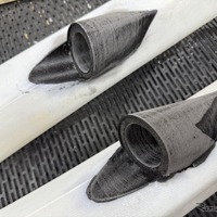 3Dプリンターで作ったパーツと車両の内張などをドッキングさせる作業。ぴたりとフィットするので接着作業がメインになる。
