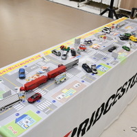 「ファミリー交通安全教室」では、交通安全キット（写真のシートの部分）が配られた