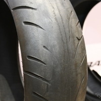 センター部分が摩耗し、限界に達しているバイク用のタイヤ
