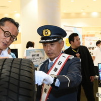 最新スタッドレスタイヤについての説明を受ける片山右京氏。タイヤの性能向上について驚きの様子だった