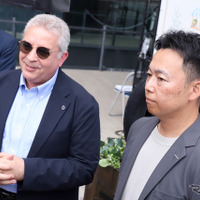 ルノー・ジャポン執行役員 フレデリック・ブレン氏（左）、トーヨータイヤ商品企画本部グローバルマーケティング部長 吉川 誠氏（右）