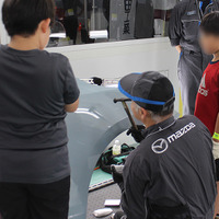 子どもたちが「当て板」で鈑金体験！ “本物”の道具や車両でチャレンジする姿にプロたちも熱視線…未来のクルマ社会を支える人材育成と、現場のプロの誇りを伝える二日間【ジュニアメカニック2026＠福岡】