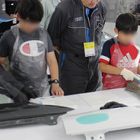 子どもたちが「当て板」で鈑金体験！ “本物”の道具や車両でチャレンジする姿にプロたちも熱視線…未来のクルマ社会を支える人材育成と、現場のプロの誇りを伝える二日間【ジュニアメカニック2026＠福岡】
