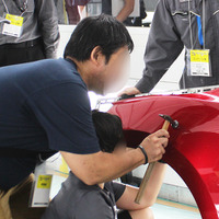 子どもたちが「当て板」で鈑金体験！ “本物”の道具や車両でチャレンジする姿にプロたちも熱視線…未来のクルマ社会を支える人材育成と、現場のプロの誇りを伝える二日間【ジュニアメカニック2026＠福岡】