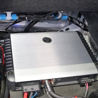サブウーファー用のパワーアンプとして用意したのがJLオーディオのHD750/1。同じくJLオーディオのサブウーファーを駆動する。