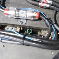 リアに用いるRSオーディオのスピーカーをドライブするのはRSオーディオのパワーアンプであるRS A40。