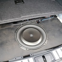 ラゲッジ後部はエンクロージャーのスペースとして利用。十分な容量を確保して低音の再生能力を引き出している。