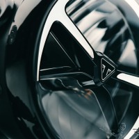 トライアンフのブランドアイデンティティを伝えるLEDヘッドライト