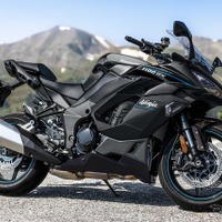カワサキ Ninja 1100SX（メタリックカーボングレー×メタリックディアブロブラック）