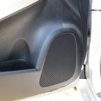 ミッドバスの取り付けには確実で音質面でのメリットのあるカロッツェリアのメタルバッフルを用いている。