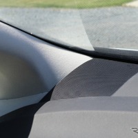 フロントスピーカーにはVシリーズの２ウェイセパレートモデルを用いる。ツイーターは純正位置に埋め込み取り付けする。