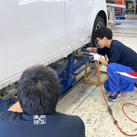 長野・飯田の中学2年生が、フレーム修正から溶接・塗装まで本格体験…「車社会を支える」仕事の尊さを知る