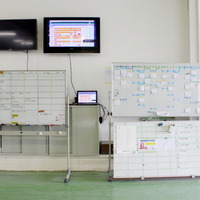 牛川工場の工程管理システム。作業の進捗状況がひと目で分かり、品質や納期の管理に寄与する