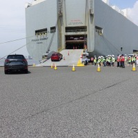 船積みされるクルマは、下船する港なども考慮して順番に船内に搬入されている。そんな中、見学会参加者のために、4台のCX-5が船内へと進入。船内での駐車、固定など、一連の作業を見学した。