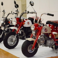 1967年に発売された初代モデル『Z50M』（右）と50周年記念モデル