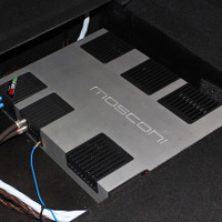 “アンティフォン”デモカー、「ポルシェ・マカン」に搭載されているパワーアンプ。