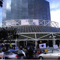 LA show demo：　初代プリウス発売直後、オーナーたちが LAショー入り口前に集合、「もっとハイブリッドを訴求せよ」のデモ。