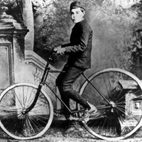 空気入りタイヤを装着した自転車にまたがる、ジョン・ボイドの息子のジョン。　(c) Getty Images