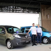 ルノー本社小型商用車担当プログラムダイレクターのフィリップ・カイエット氏（左）とルノー・ジャポン取締役社長の大極司氏（右）