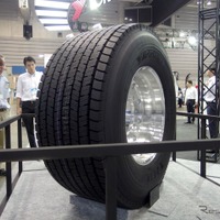 横浜ゴムの超偏平シングルタイヤ（ジャパントラックショー16）