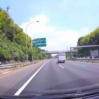 高速道路走行中でも標識も含めてクリアな高画質で録画されている