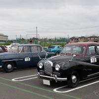 右から、日産オースチン『A40サマーセット・サルーン』（1954）、トヨペット『クラウン』（1957）