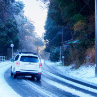 雪道では、凍結防止剤や融雪剤が道路に散布されておりサビの発生を誘発する