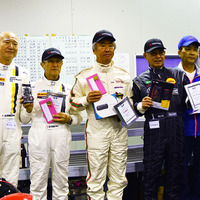 個人成績トップ３の選手と主催者の田村氏とドライバー代表の鮒子田寛選手