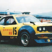 1974年に富士スピードウェイで開催された「第9回富士ツーリストトロフィーレース」に、郷田鈑金の駒場稔会長がサバンナRX-3で参戦