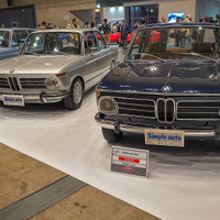 BMW・2002A（右）と2002tii（左奥）。（シンプルオート）