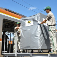 東京メトロ10000系車両に、宅配の荷物が積み込まれる