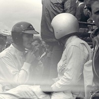 1966年ルマンでのマイルズ（向かって左）とブルース・マクラーレン。