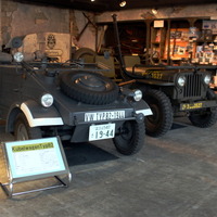 プライベートミュージアム「社長の小部屋」の展示車両（手前はドイツ軍「キューベルワーゲン」／右奥は米軍「ウィリスMBジープ」）