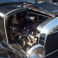 「T型フォード」の心臓部。エンジンスターターはアメリカから取り寄せられた。