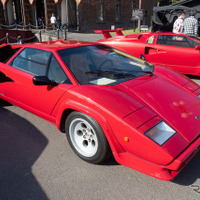 「T型フォード」と並ぶ形で2台が鎮座する赤い『カウンタック』。奥が25周年のアニバーサリーモデル（1989年）。