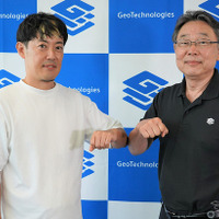 テコテックの釣崎宏代表取締役（向かって左）とジオテクノロジーの杉原博茂代表取締役社長CEO