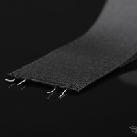 編み込まれたワイヤーを介して体の前面を暖める接触型ヒーター