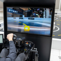 本格的なドライビングシミュレーターが設置されているが、画面に表示されているのはラジコンのオンボード映像だ。