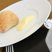 バターがポルシェの形！ 「もったいない～」と言いつつパンにつけて美味しくいただいた