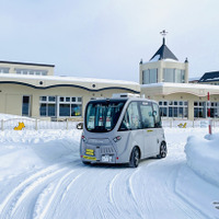 東川町内の「幼児センター」前を走行する自動運転バス