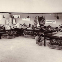 1961年の展示会におけるフォリッツォ社ブース。取り扱いタナー（なめし革業者）の製品が並べられている