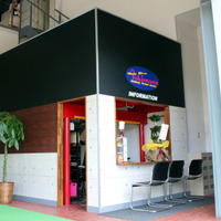 イチムラボディーショップのフロントにはお客様と修理計画を打ち合わせるスペースが設けられている