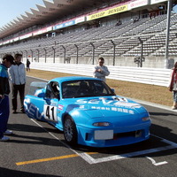 2010年に「富士スピードウェイ」で行われたレースに参戦した、郷田鈑金のロードスター