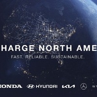 ホンダ、BMWグループ、GM、ヒョンデ、キア、メルセデスベンツグループ、ステランティスの7社が北米で構築するEV向け高出力充電網のイメージ