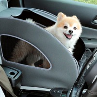 Honda純正愛犬用アクセサリー「Honda Dog」シリーズ：ペットシートプラスわん２　※写真は駐車中の使用イメージ